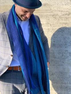 Breiter Schal aus blauem Leinen