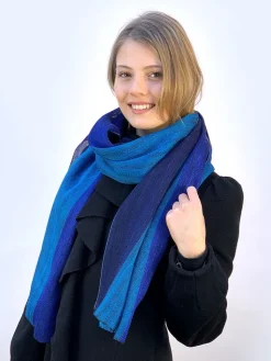 Breiter Schal aus blauem Leinen