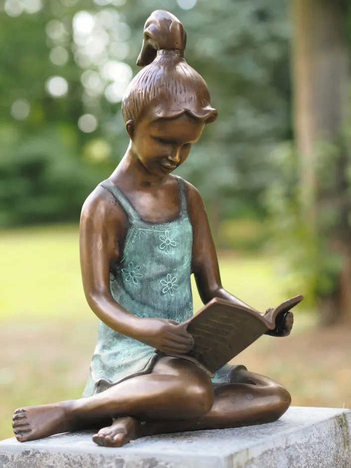 Gartenskulptur »Lesendes Mädchen«