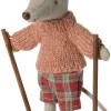 Große Schwester Wintermaus mit Ski