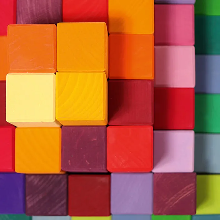 Große Stufenpyramide aus Holz