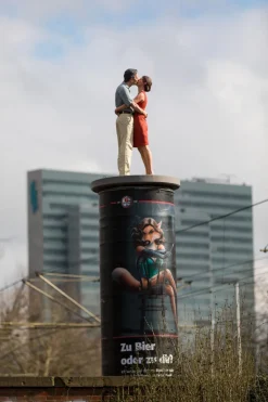 Handbemalte Bronze-Skulptur »Kuss«