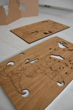 Selbstklebende Weltkarte aus Holz