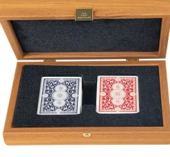 Spielkarten in walnussfarbener Holzkassette