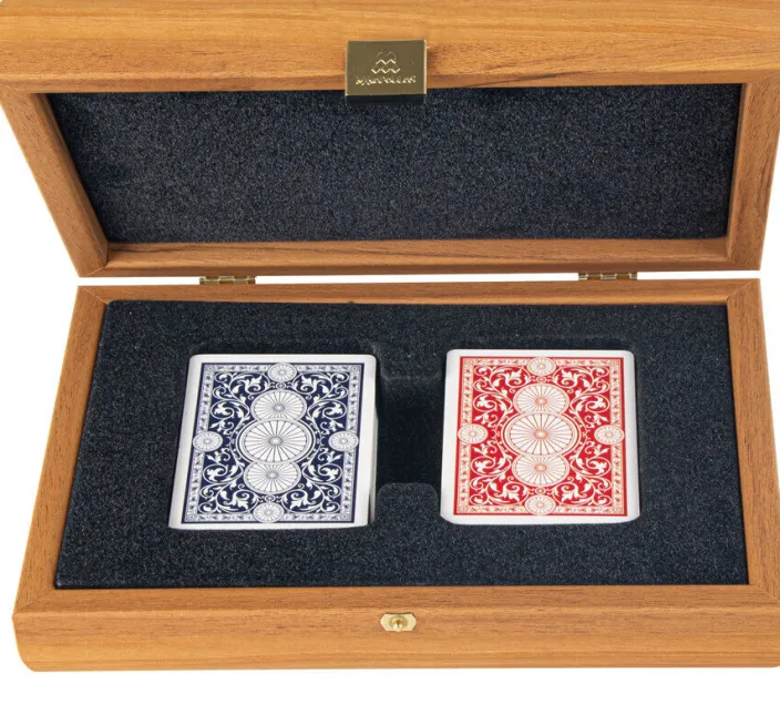 Spielkarten in walnussfarbener Holzkassette