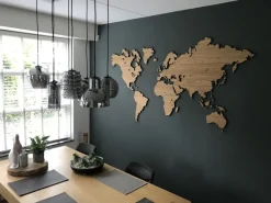 Weltkarte aus Eichenholz