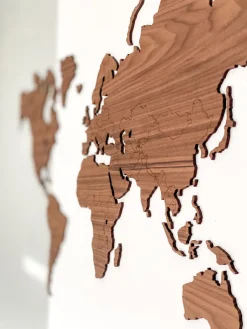 Weltkarte aus Nussbaum